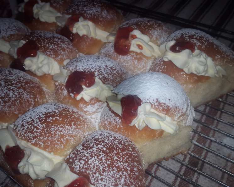 Cream Buns Recipe: Indulge in Homemade Sweet Delights!